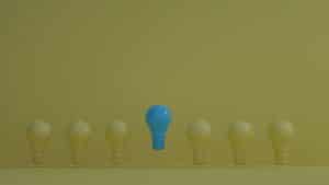 Lampadine blu e gialle accese
